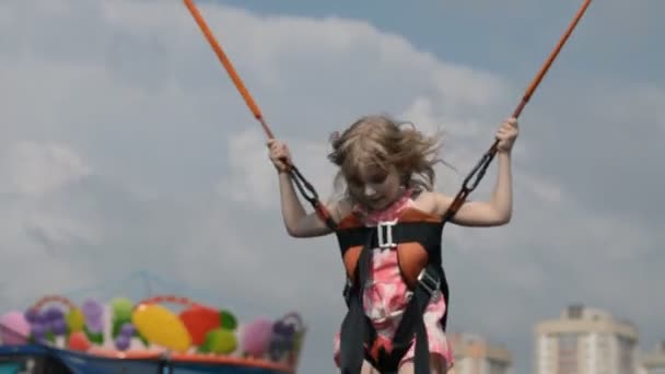 Tonårstjej hoppar på studsmattan bungyjump — Stockvideo