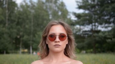 Güneş gözlüklü güzel bir kızın yaz portresi.
