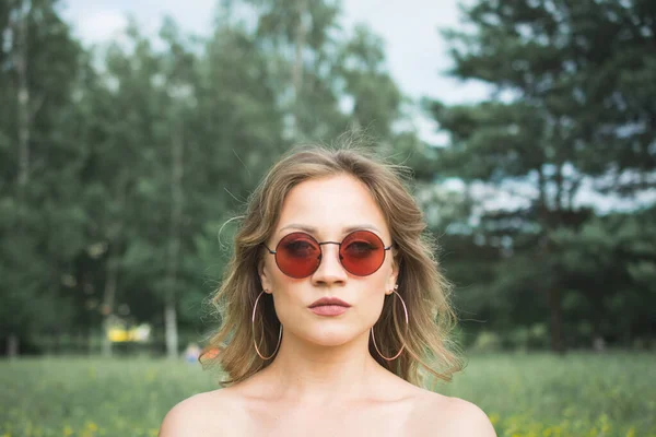 Retrato Elegante Elegante Uma Menina Bonita Parque Verão Sua Cidade — Fotografia de Stock