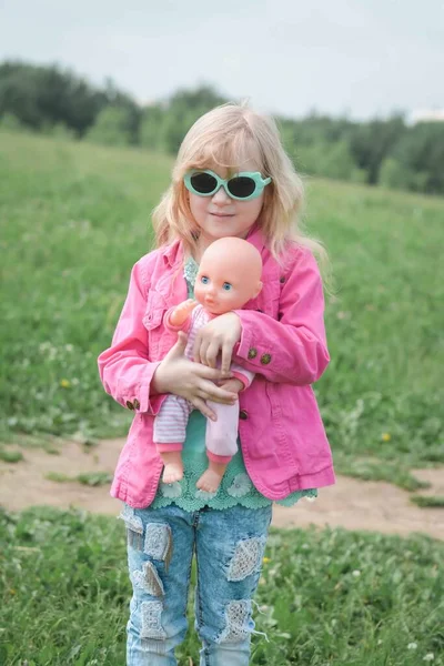 Portret Van Een Vijfjarig Meisje Het Park — Stockfoto