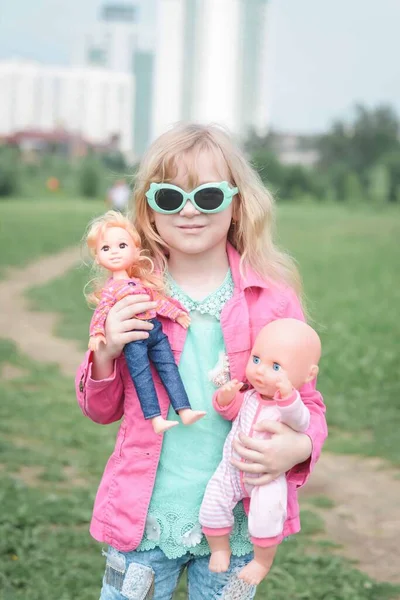 Portret Van Een Vijfjarig Meisje Het Park — Stockfoto