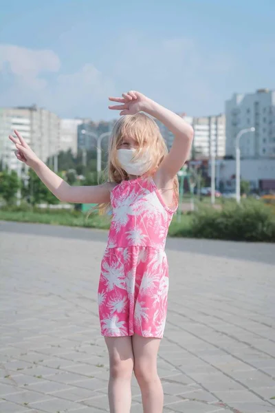 Feliz Niña Cinco Años Una Máscara Protectora Divierte Una Calle — Foto de Stock