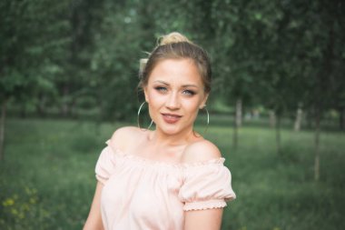 Tarz sahibi Rus genci ve parkta çok güzel bir kız portresi