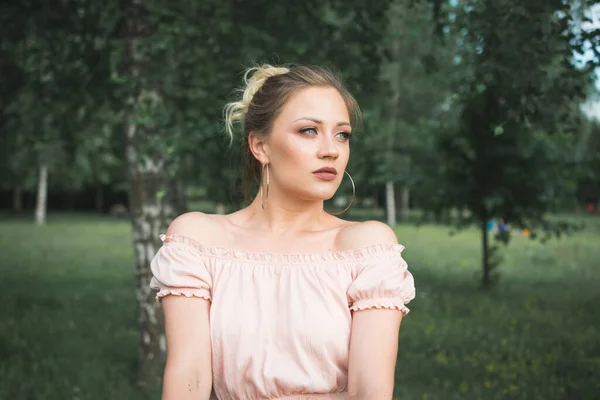 Tarz Sahibi Rus Genci Parkta Çok Güzel Bir Kız Portresi — Stok fotoğraf