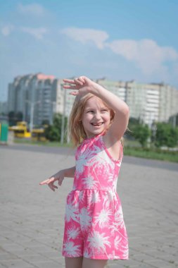 Beş yıllık kız bir yaz günü karantinadan sonra şehirde eğleniyor.