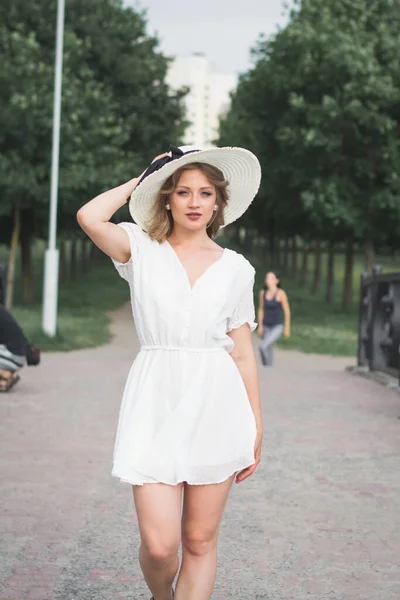 Elegante Chica Hermosa Sombrero Verano Blanco Gran Sombrero Blanco Posa — Foto de Stock