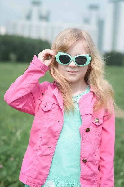 Porträtt Vacker Liten Femårig Flicka Stadspark Solig Sommardag — Stockfoto