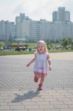 Eğlenen küçük bir kız, şehirdeki bir fotoğrafçıyla buluşmaya gider.