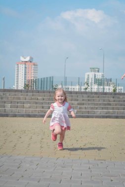 Eğlenen küçük bir kız, şehirdeki bir fotoğrafçıyla buluşmaya gider.