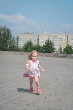 Eğlenen küçük bir kız, şehirdeki bir fotoğrafçıyla buluşmaya gider.