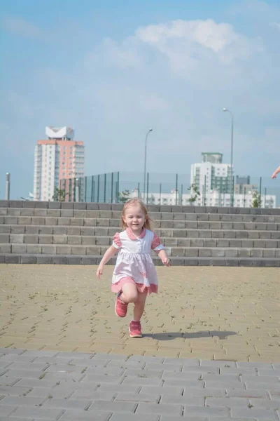 Niña Divirtiéndose Corre Una Reunión Con Fotógrafo Calle Ciudad — Foto de Stock