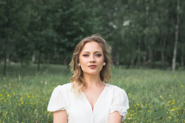 Retrato Uma Bela Menina Russa Sentada Belo Vestido Branco Gramado — Fotografia de Stock