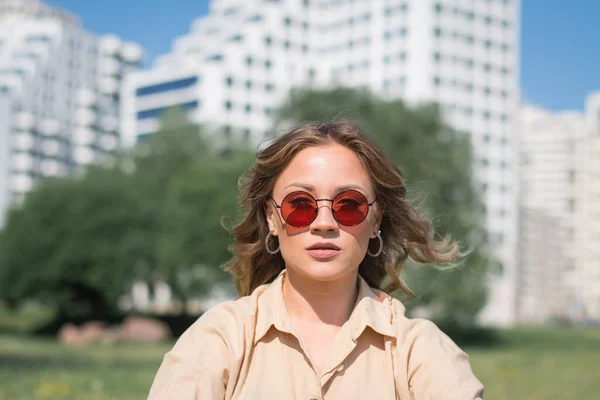 Yaz Şehrinde Güneş Gözlüklü Şık Bir Kız Portresi — Stok fotoğraf