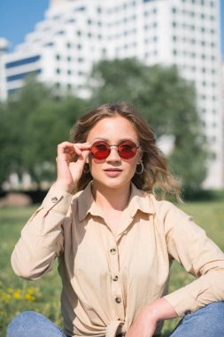 Kampüs bahçesinde güzel bir kız öğrencinin portresi.