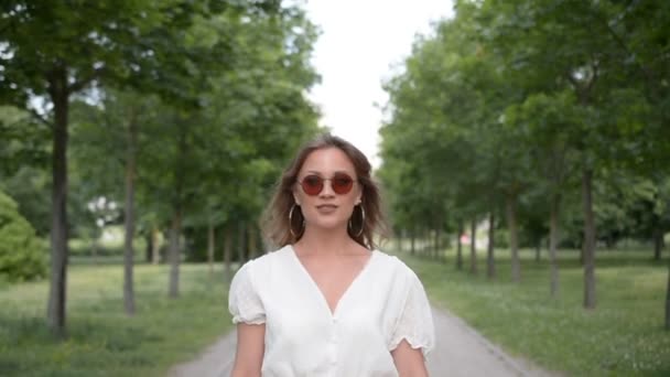 美しい若いスタイリッシュなロシアの女性のヒップスターの肖像画で夏公園 — ストック動画
