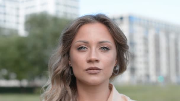 Ernst aussehen kaukasischen Frauenporträt — Stockvideo