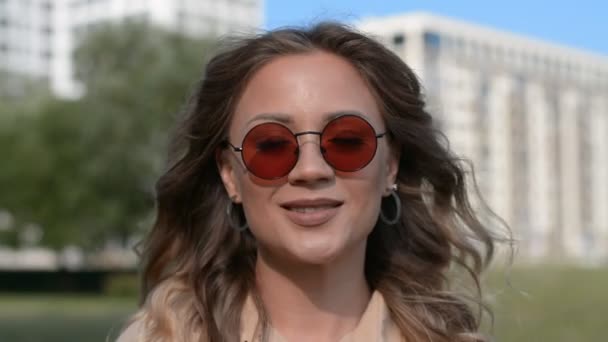 Utomhus Porträtt av en vacker kaukasisk flicka i solglasögon — Stockvideo