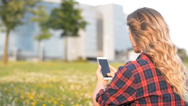 Faculdade hipster menina mensagens de texto telefone móvel — Vídeo de Stock
