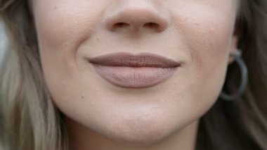 Kadın ağzı kapalı.