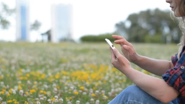 Femme mains touchant sur smartphone extérieur