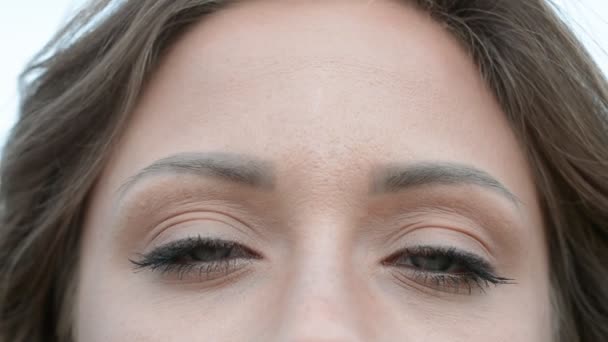 Закрой глаза женщине с гламурным макияжем — стоковое видео