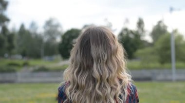 Genç sarışın kadının park manzarası.