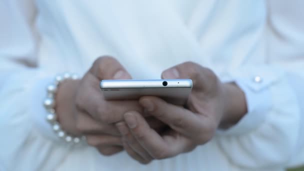 Gros plan d'une main de femme qui sème et utilise un téléphone portable — Video