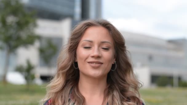 Jovem caucasiana Mulher na Cidade Retrato — Vídeo de Stock
