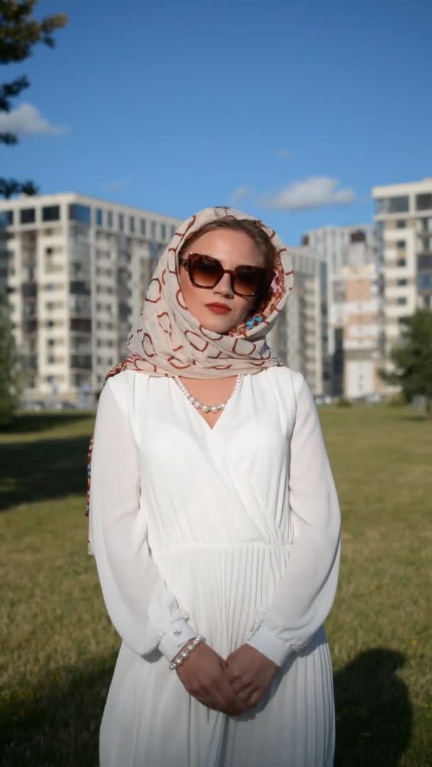 Bella ragazza elegante in un lungo vestito bianco — Video Stock