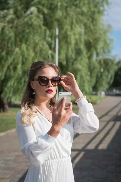 Retrato Joven Chica Moda Sonriente Pie Con Smartphone Aire Libre — Foto de Stock