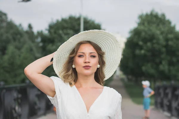 Menina Caucasiana Vestido Verão Branco Retrato Parque — Fotografia de Stock