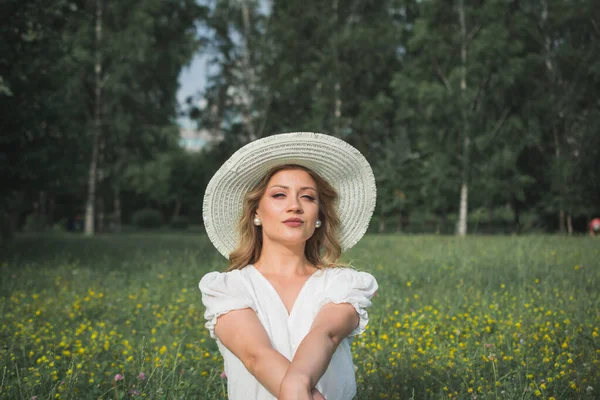 Parktaki Portrede Beyaz Yazlık Elbiseli Beyaz Bir Kız — Stok fotoğraf