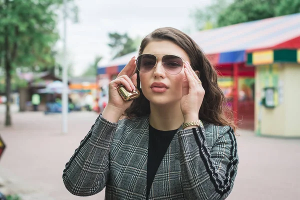 Stilvolle Kaukasische Damenmode Porträt Outdoor Geschäftskonzept — Stockfoto