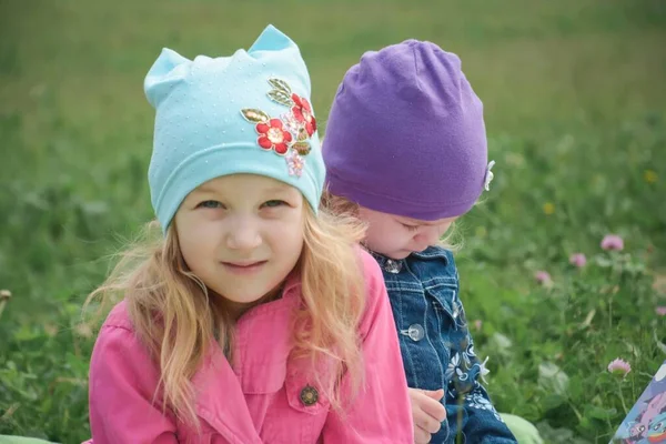 Twee Zussen Lachen Spelen Het Park Close Portret — Stockfoto