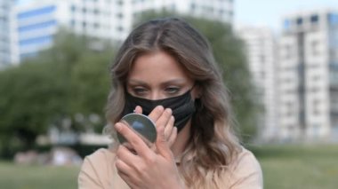 Beyaz bir kızın portresi koruyucu maskesini düzeltiyor.