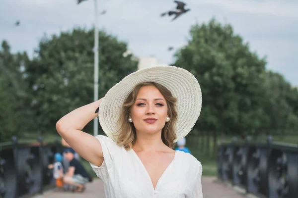 Menina Bonita Vestido Branco Chapéu Branco Grande Está Andando Parque — Fotografia de Stock