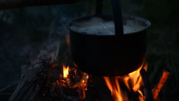 Caldera turística sobre fogata — Vídeo de stock