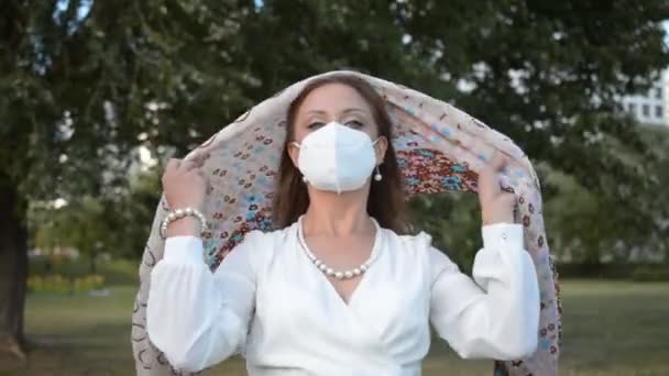 Mode ung kvinna i en medicinsk skyddande mask i ansiktet — Stockvideo