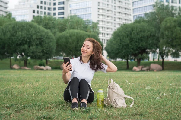 Mujer Caucásica Joven Usando Teléfono Inteligente Para Navegar Por Internet — Foto de Stock