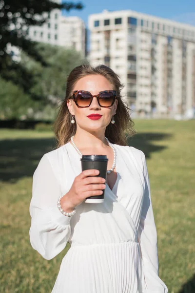 Mujer Caucásica Calle Bebiendo Café Mañana Parque Ciudad — Foto de Stock