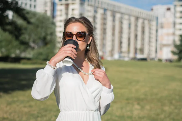 街の公園で朝のコーヒーを飲む通りの白人女性 — ストック写真
