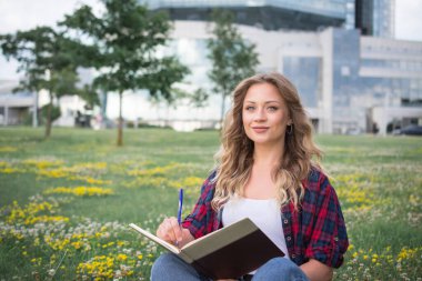 Kampüsteki melez bir üniversite öğrencisinin portresi.