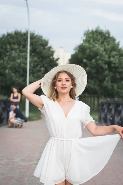 아름다운 소녀가 여름옷을 공원에서 모자를 — 스톡 사진
