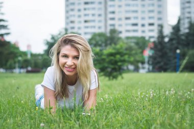 Parktaki çimenlikte yatan kadın