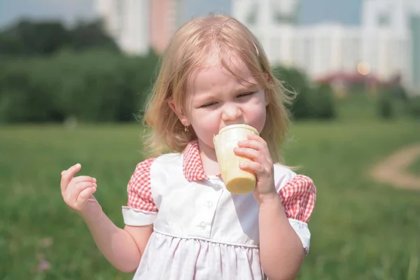 Carino bambino ragazza mangiare gelato — Foto Stock