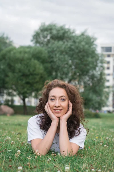 Aantrekkelijk Meisje Casual Kleding Zit Het Gazon Universiteitspark — Stockfoto