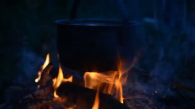 Ateşte yemek pişirmek.