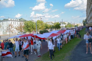 MINSK, BELARUS - 16 Ağustos 2020: bağımsız Belarus tarihindeki en büyük protesto. 2020 'deki sahte başkanlık seçimleri. Demokrasi için Beyaz Rusya halkının barışçıl mücadelesi