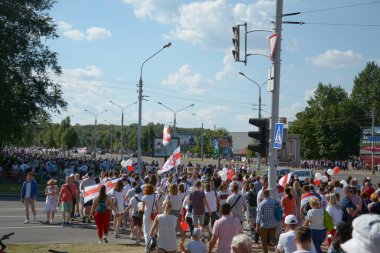 MINSK, BELARUS - 16 Ağustos 2020: bağımsız Belarus tarihindeki en büyük protesto. 2020 'deki sahte başkanlık seçimleri. Demokrasi için Beyaz Rusya halkının barışçıl mücadelesi