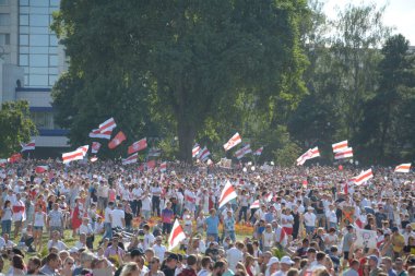 MINSK, BELARUS - 16 Ağustos 2020: bağımsız Belarus tarihindeki en büyük protesto. 2020 'deki sahte başkanlık seçimleri. Demokrasi için Beyaz Rusya halkının barışçıl mücadelesi